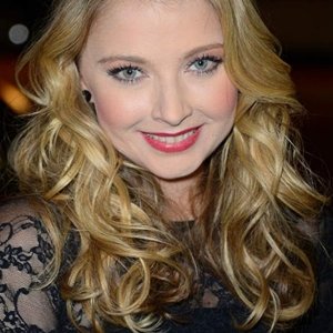 Elisabeth Harnois.jpg