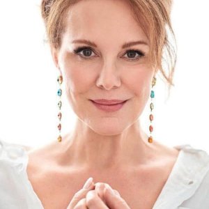 Elizabeth Perkins.jpg