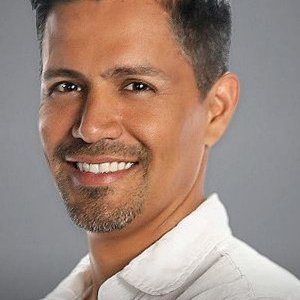 Jay Hernandez.jpg