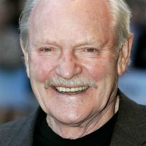 Julian Glover.jpg