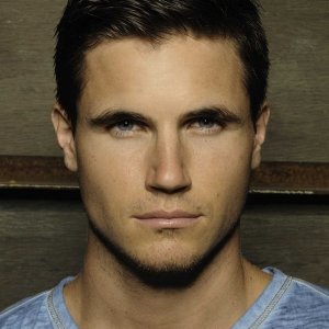 Robbie Amell.jpg