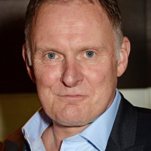 Robert Glenister.jpg