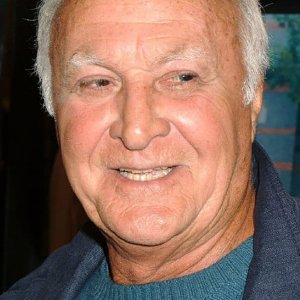 Robert Loggia.jpg