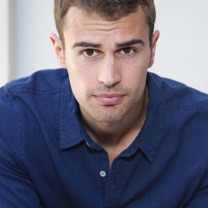 Theo James.jpg