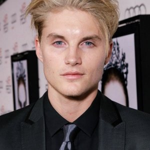 Toby Hemingway.jpg