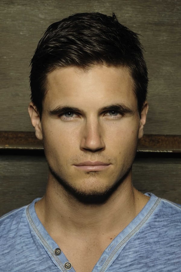 Robbie Amell.jpg